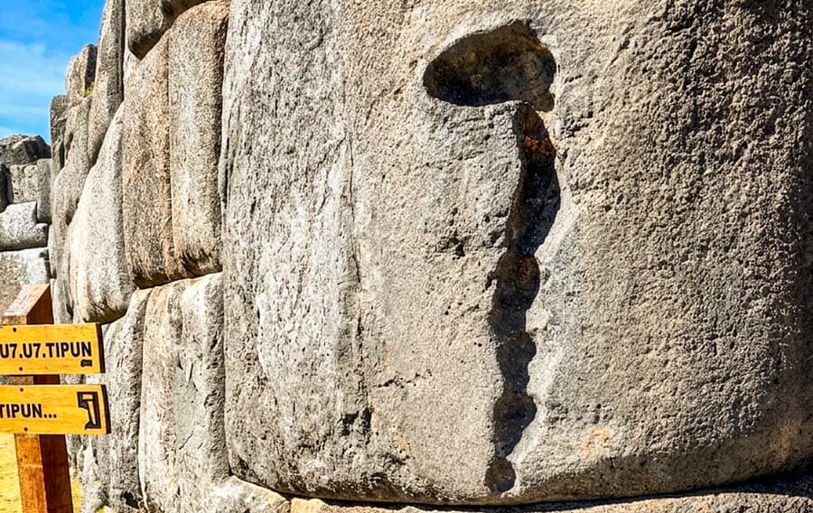 祕魯沙塞瓦曼(Sacsayhuamán)栩栩如生的深溝凹槽神蛇