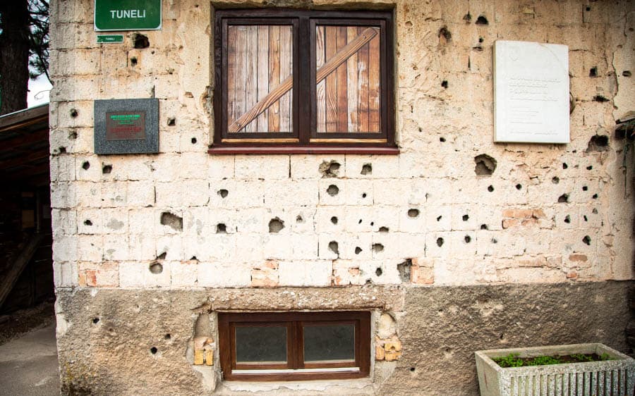 波士尼亞戰爭期間的「塞拉耶佛隧道」（又稱希望隧道）的出入口歷史遺址，現已改建為博物館，部分隧道開放供遊客參觀，旨在讓世人了解圍城期間的生存故事與精神。 