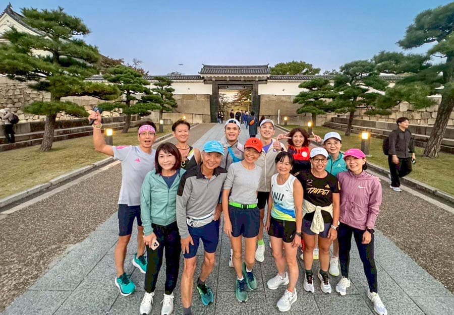 晴天旅遊2025神戶馬拉松跑旅:在大阪城周邊暖身跑,適應氣溫、調整節奏與跑感,為挑戰做好最踏實的賽前準備。