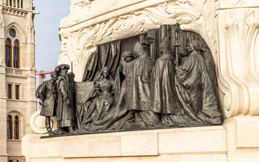 布達佩斯國會大廈旁的茜茜公主和皇帝加冕為匈牙利國王與王后