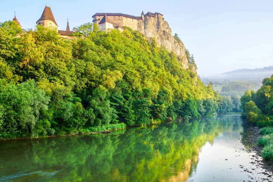 在奧拉瓦河仰望城堡更覺孤傲宏偉