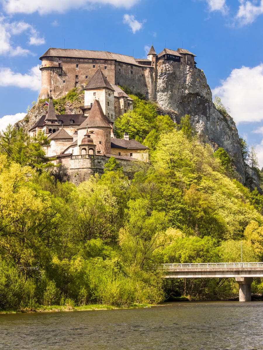 斯洛伐克奧拉瓦城堡建於112公尺的峭壁上