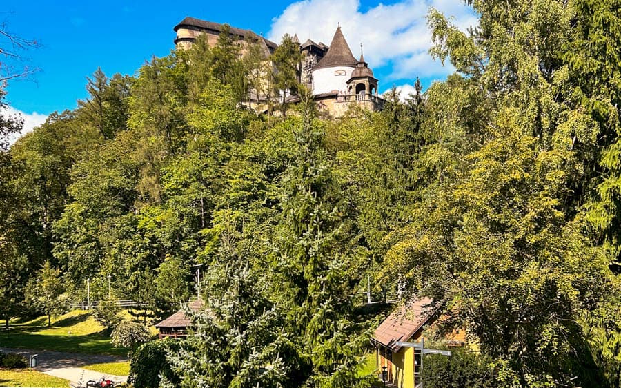 從停車場仰望，奧拉瓦城堡宛如一隻盤踞在峭壁上的灰色巨鷹，孤傲而立。