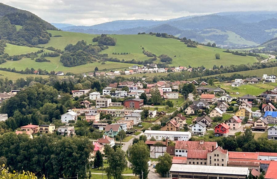 從斯洛伐克奧拉瓦城堡俯瞰山下美景