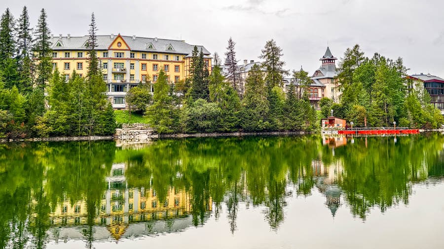 凱賓斯基大飯店面對什特爾巴斯卡湖的湖光倒影
