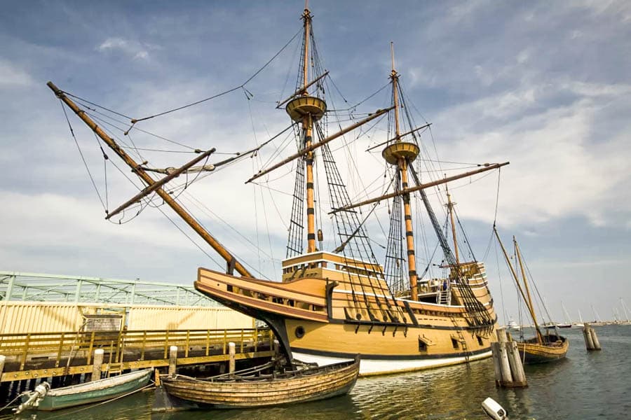 停泊在港口的「五月花號」（Mayflower II）全尺寸複製品木造帆船，展現複雜的桅杆繩索系統與經典的 17 世紀航海船體設計。