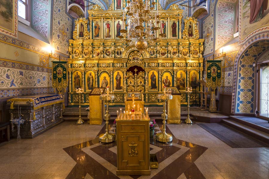 俄羅斯東正教教堂內部聖像壁（Iconostasis），展現精緻金箔雕刻、宗教聖像畫與華麗吊燈。