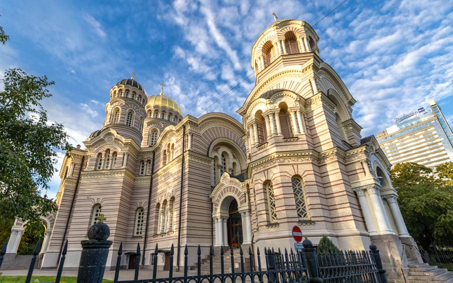 拉脫維亞里加聖誕主教座堂（Riga Nativity of Christ Cathedral）黃色條紋牆面與新拜占庭式金色圓頂。