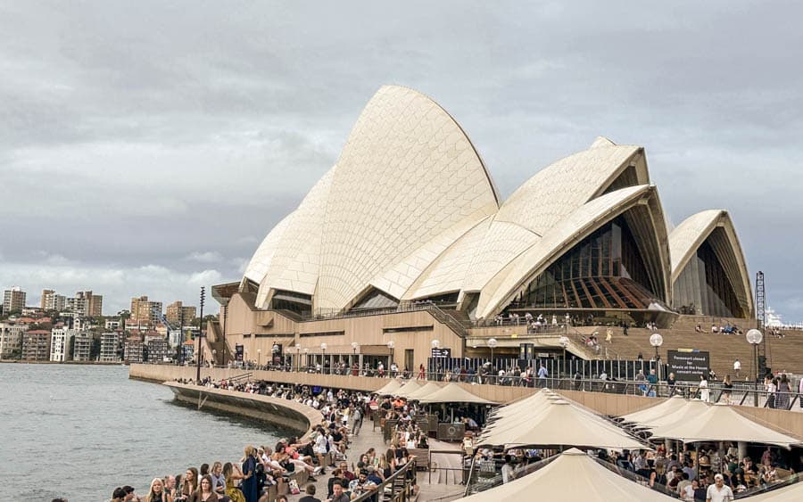 雪梨港灣的咖啡座人潮與雪梨歌劇