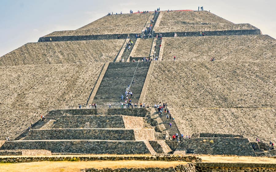 太陽金字塔由紅火山渣岩與玄武岩向上收縮堆疊的階梯外牆