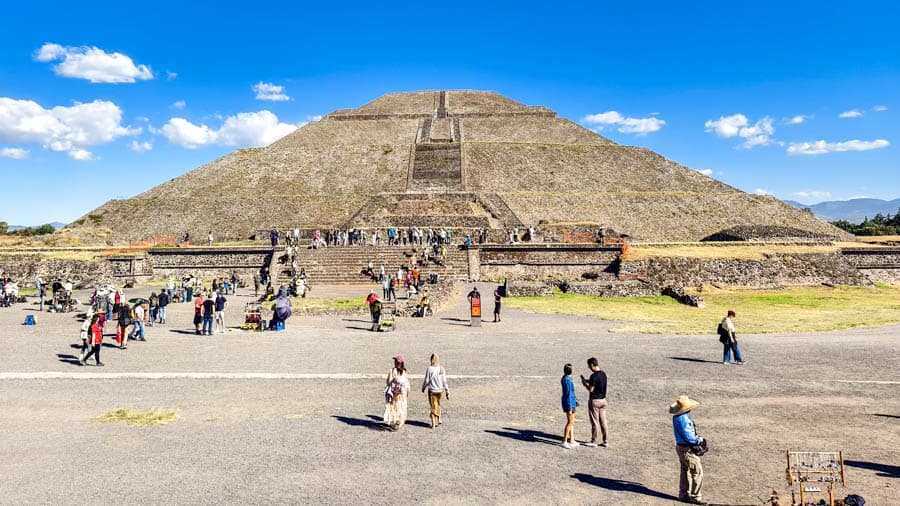 抵太陽金字塔前須爬升與下行,如一場穿越時空的朝聖