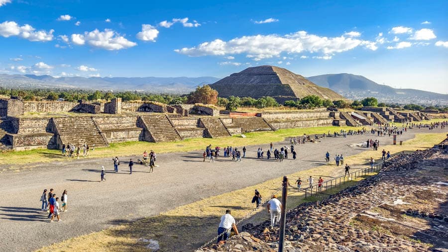 從宮殿區望向亡靈大道與太陽金字塔