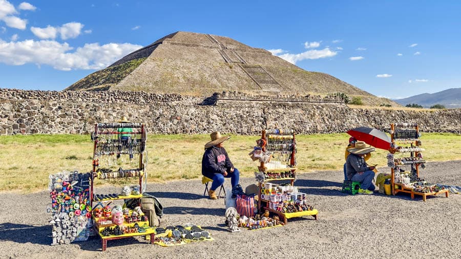 烈日下亡靈大道旁的攤販