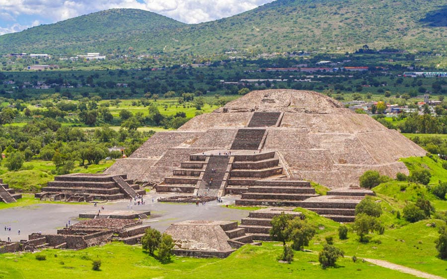 月亮金字塔位在亡靈大道盡頭,塔後是塞羅戈多山