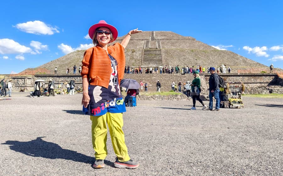 在太陽金字塔前,借位拍下摸摸頭合影