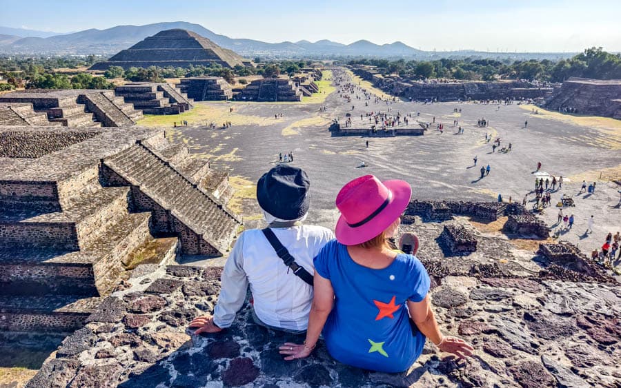 坐在月亮金字第一層塔頂,俯瞰亡靈大道與太陽金字塔
