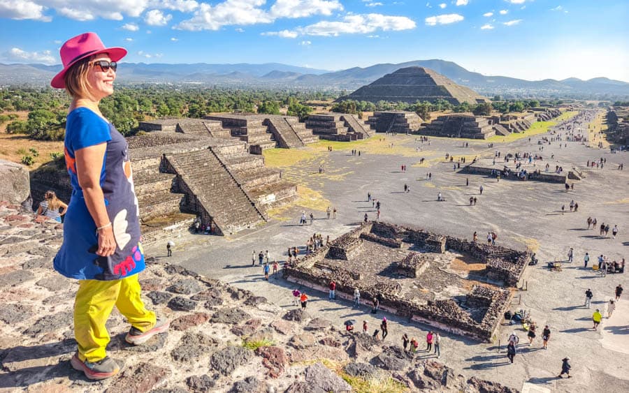 從月亮金字塔俯瞰亡靈大道與遠方的太陽金字塔