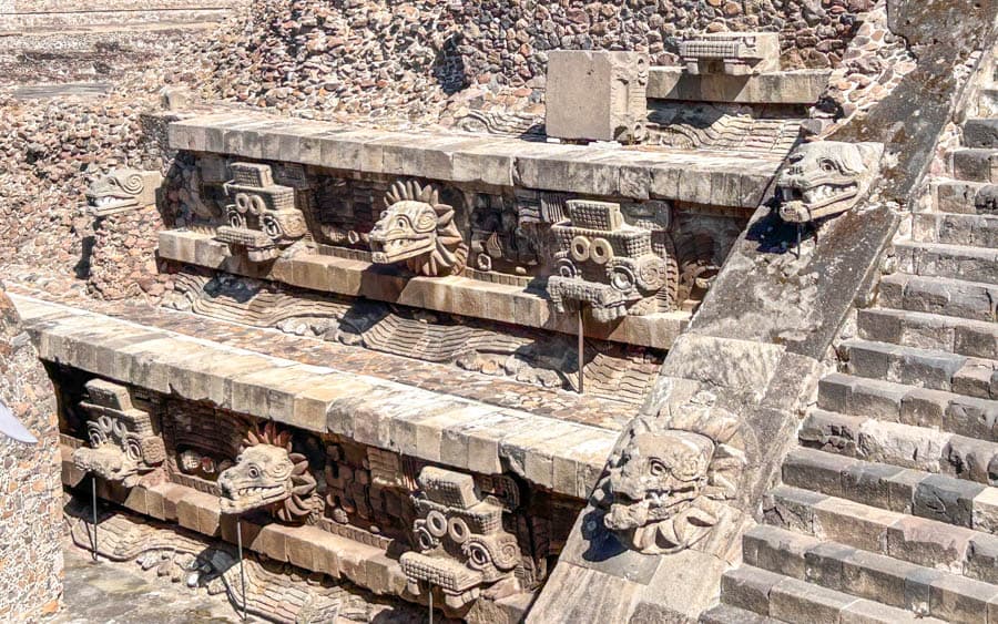 羽蛇神廟:斜坡平臺上的雙神石雕