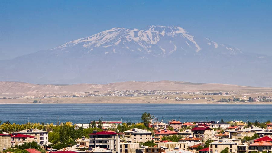 從凡城城堡遠眺,敘普漢雪山橫臥在湛藍凡湖彼岸