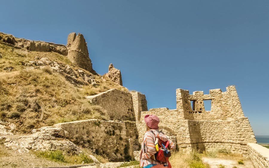 仰望凡城古老石牆,拱門屹立見證三千年滄桑