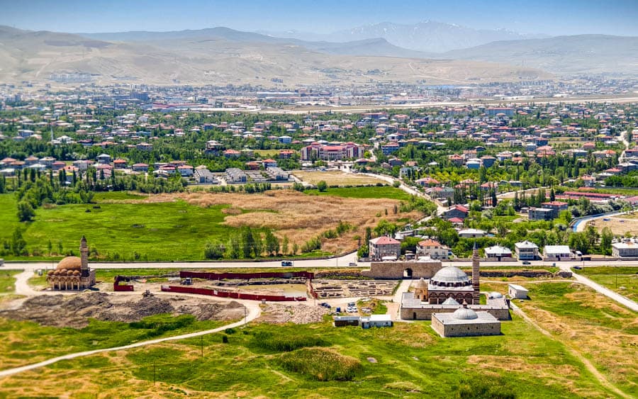 從凡城城堡俯瞰胡斯熱維建築群與老凡城