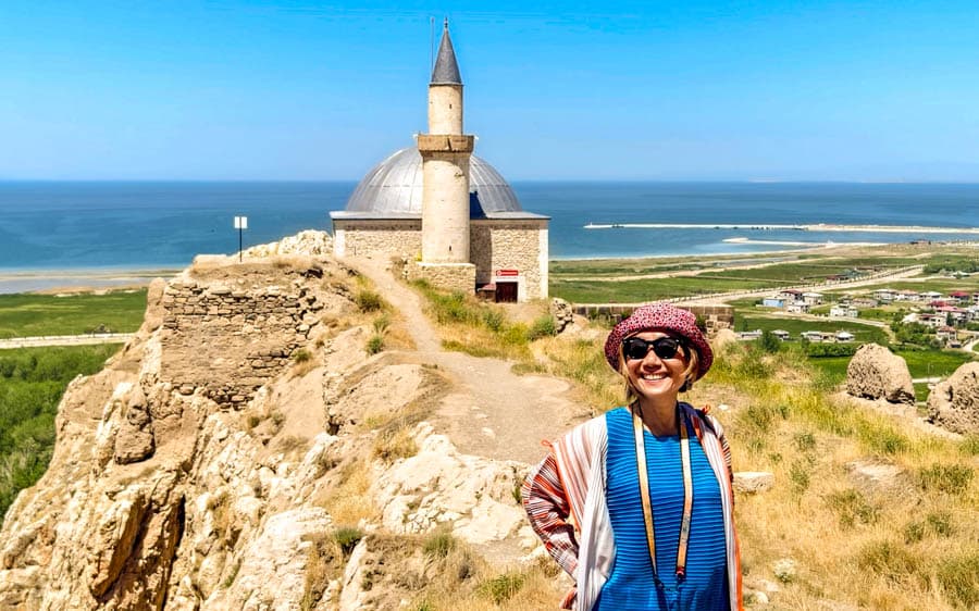 凡城城堡頂峰,蘇萊曼漢清真寺守望湛藍凡湖