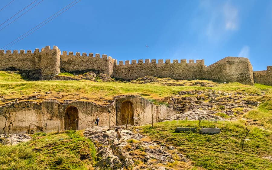 凡城城堡北壁,「母親與女兒」古祭壇與城牆見證烏拉爾圖輝煌