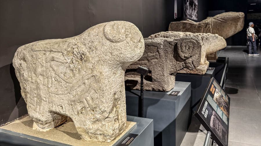 黑羊與白羊王朝豎立在戰士或首領墓塚上的公羊墓碑