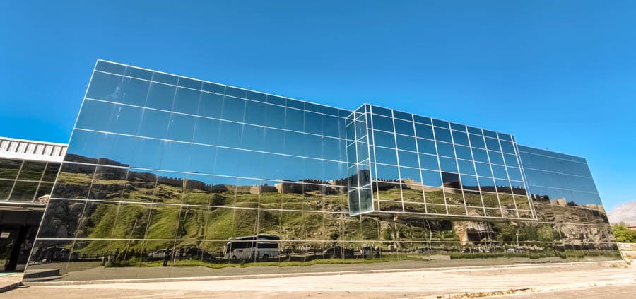 烏拉爾圖博物館鏡面牆,完美映照對面古堡遺址