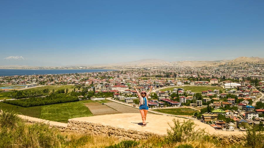 從凡城城堡俯瞰,現代凡城依傍著湛藍凡湖與雪山