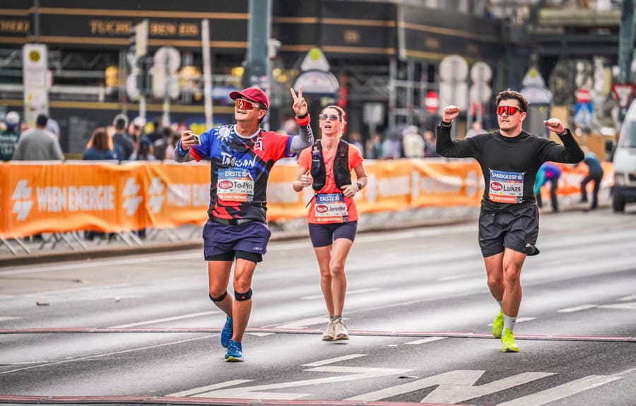 馬拉松跑者抵達終點線