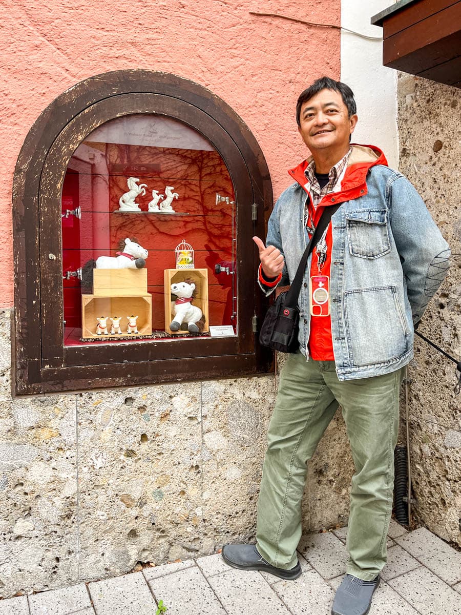 男人在白馬酒店櫥窗前