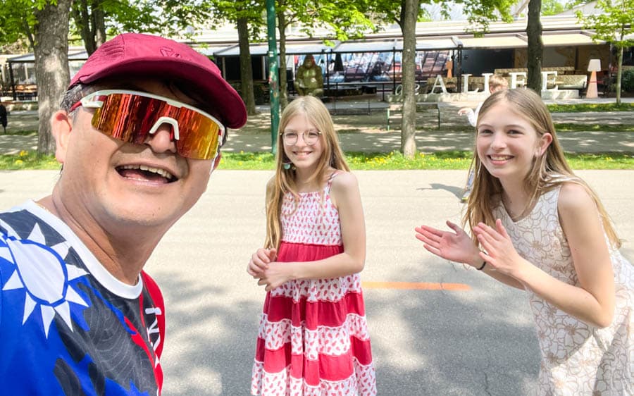 馬拉松跑者與維也納小女孩合照