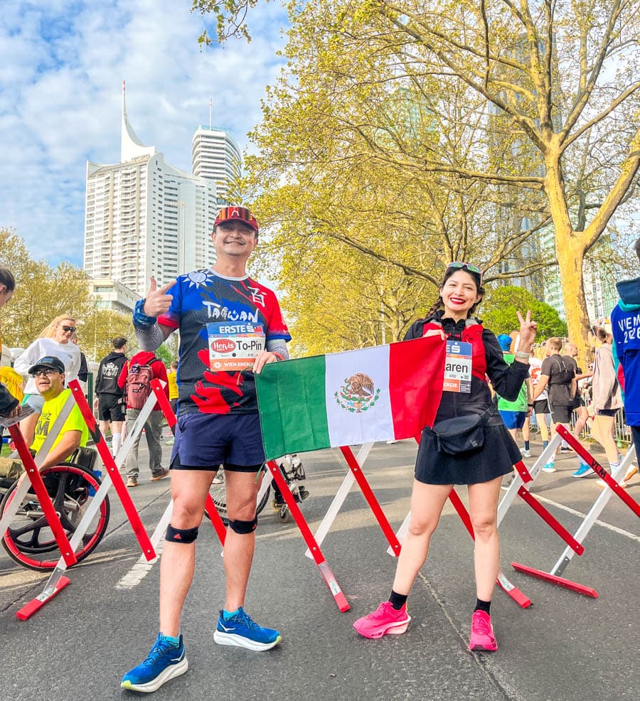 馬拉松比賽前男女合影