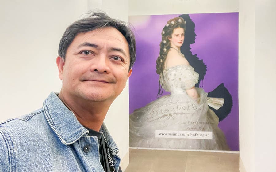 男人在茜茜公主博物館門口