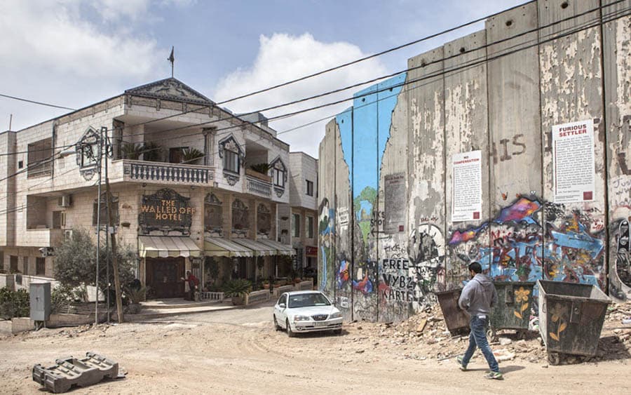 伯利恆圍牆飯店就蓋在隔離牆對面