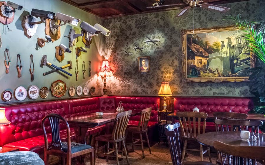 伯利恆圍牆飯店大廳充斥荒謬、對比的細節