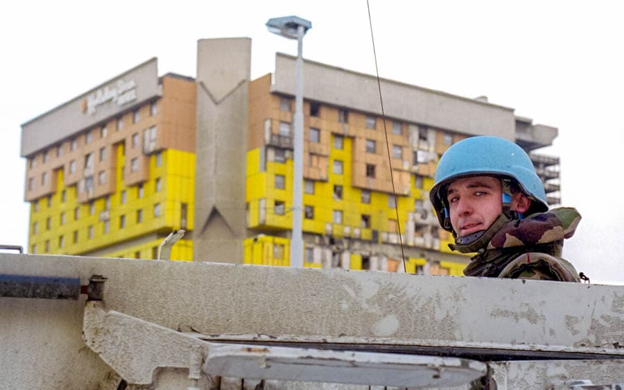 北約軍隊在塞拉耶佛假日酒店(Holiday Inn Sarajevo)前