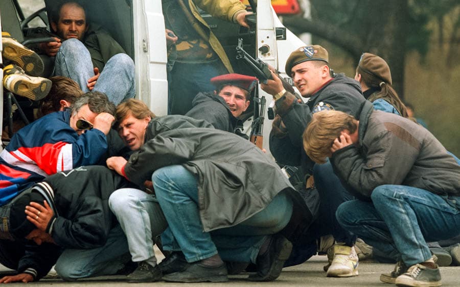 驚慌躲避攻擊的百姓和軍人