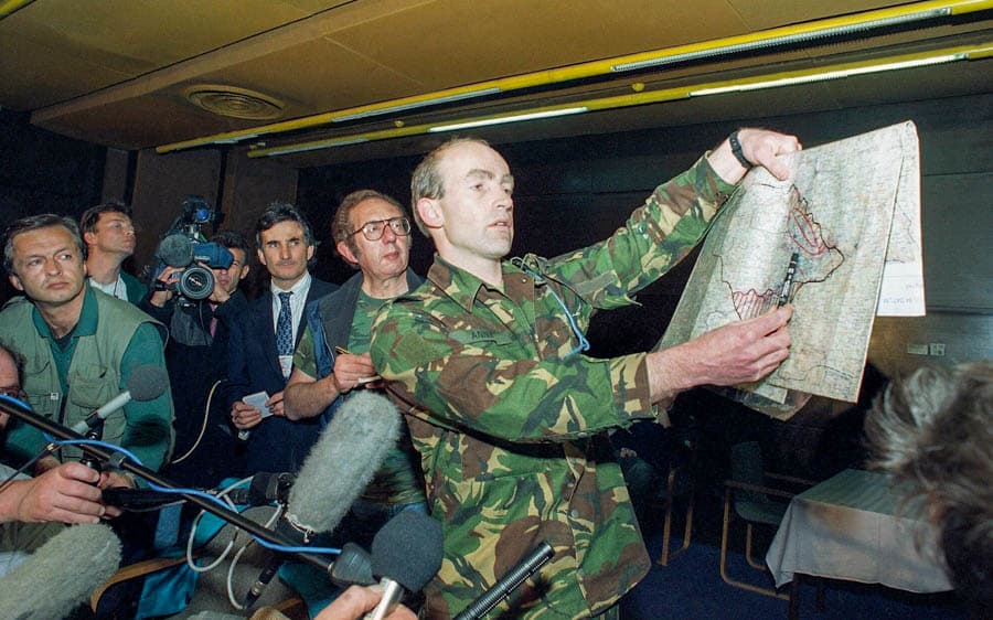 塞拉耶佛假日酒店成為1992年波士尼亞內戰全球記者的堡壘,聯合國波士尼亞維和部隊(UNPROFOR)的指揮官邁克爾·沃克中將(Lieutenant General Michael Walker),正在假日酒店向媒體簡報形勢。