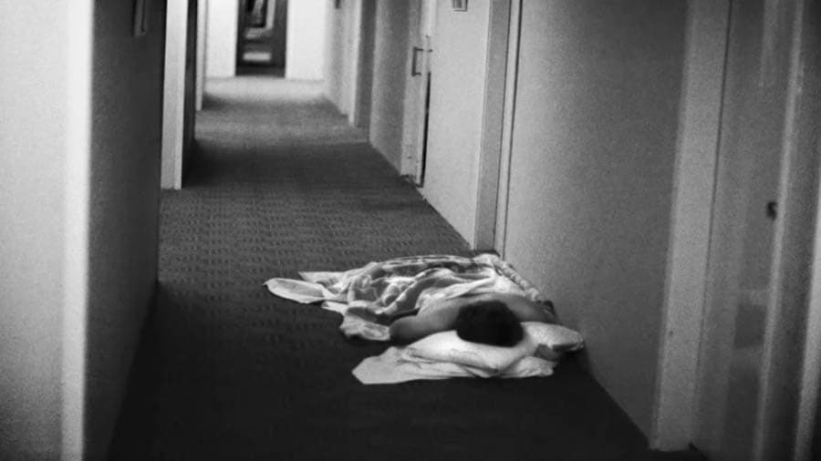 為了躲避狙擊手和砲火騷擾(特別是靠近窗戶的房間較危險),許多記者和工作人員被迫睡在相對安全的室內走廊或地下室。