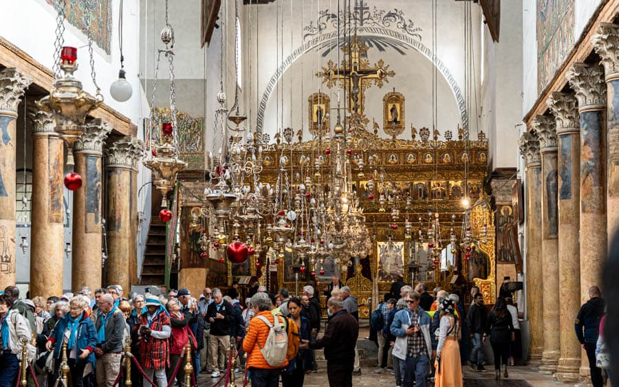 伯利恆的主誕堂(Church of the Nativity) 內部,這裡是傳統上認為耶穌基督降生的地方。