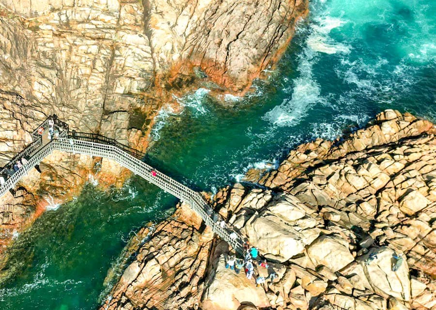 奔騰巨浪的狹窄渠道與木棧橋