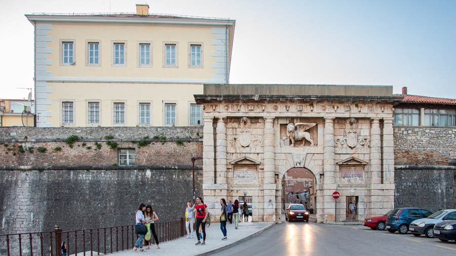 城門正中央的聖馬可飛獅，代表曾受威尼斯共和國統治