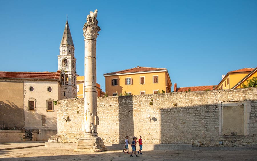 札達爾羞恥之柱(Pillar of Shame)：照片中央的石柱原位於羅馬廣場位置，過去曾被用作將犯人鏈在柱子上公開羞辱的刑具。