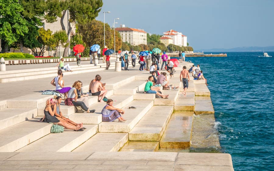 札達爾海風琴的階梯與大道的鋪面主要是使用產自克羅埃西亞布拉曲島（Brač）的優質白石。
