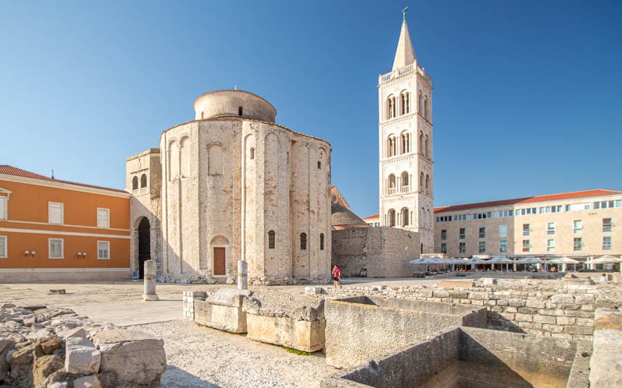 扎達爾的聖多納圖斯教堂（Church of St. Donatus）是一座圓形的前羅馬式教堂，建於9 世紀初。教堂結構利用了附近古羅馬廣場的遺跡作為地基和建築材料。